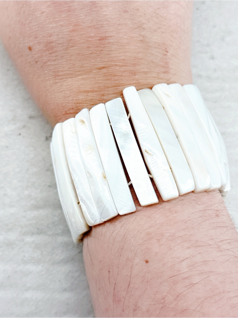 183gc. Cream Shell Bracelet Stretch